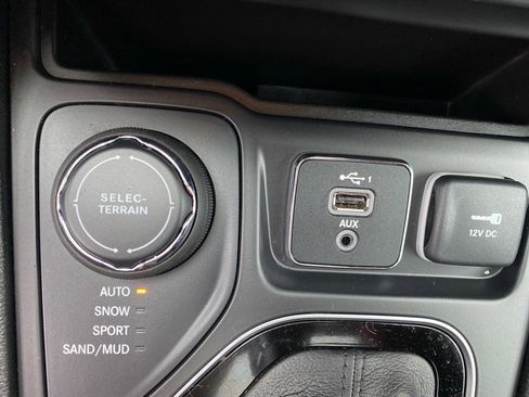 Used 2022 Jeep Cherokee Limited image 13