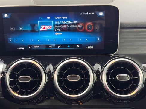 Used 2020 Mercedes-Benz GLB 250 4MATIC w/ Premium Package image 25