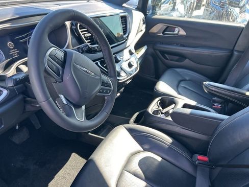 Used 2025 Chrysler Pacifica Select image 13