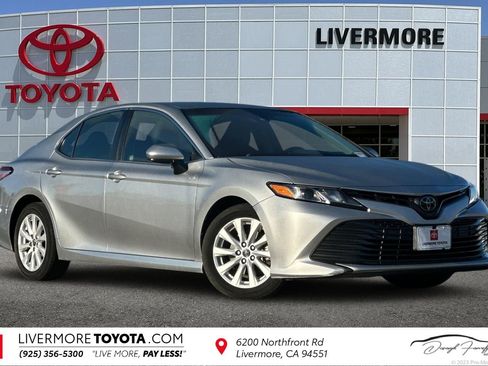 Used 2018 Toyota Camry LE image 1