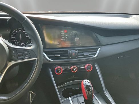 Used 2017 Alfa Romeo Giulia AWD image 9