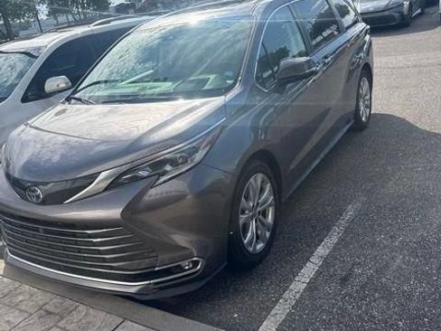 Used 2023 Toyota Sienna Platinum FWD image 2
