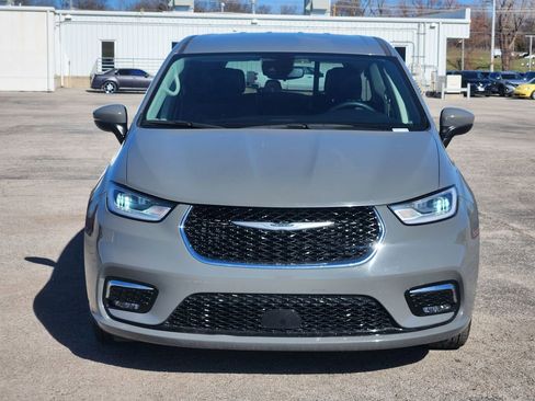 Used 2023 Chrysler Pacifica Touring-L image 2