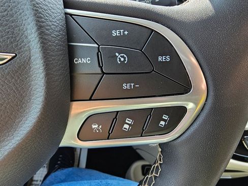 Used 2023 Chrysler Pacifica Touring-L FWD image 33