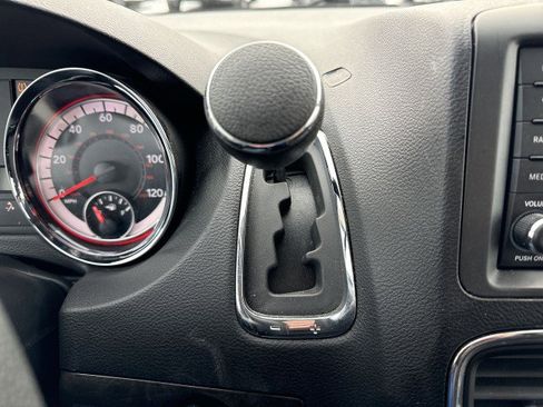 Used 2020 Dodge Grand Caravan SE w/ UConnect Hands-Free Group image 19