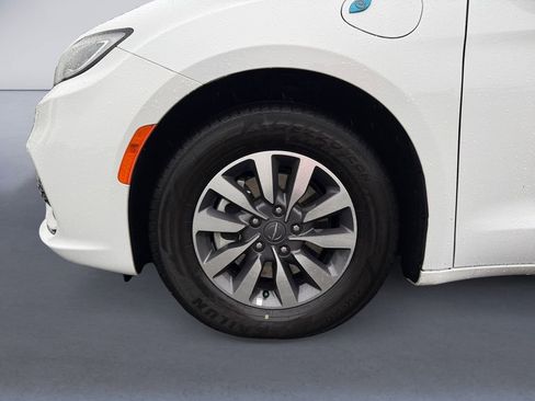 Certified 2024 Chrysler Pacifica Select image 11