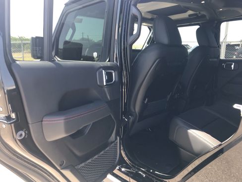 Used 2025 Jeep Gladiator Rubicon AWD/4WD image 18