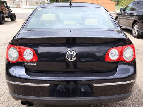 Used 2008 Volkswagen Passat VR6 FWD image 8