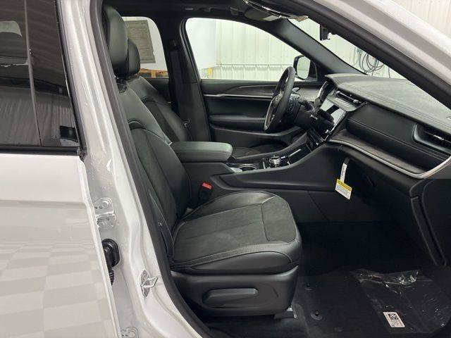 Used 2026 Jeep Grand Cherokee Altitude AWD/4WD image 39