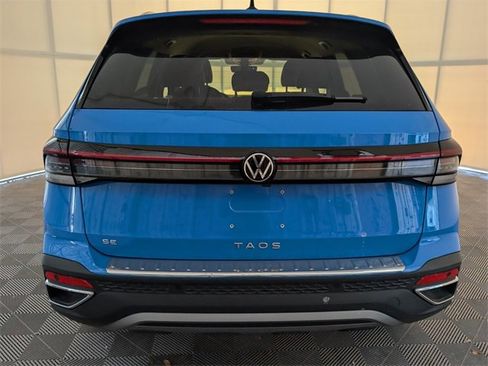 Used 2025 Volkswagen Taos SE w/ Black Wheel Package image 8