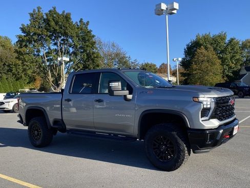 Used 2024 Chevrolet Silverado 2500 ZR2 w/ Technology Package image 7