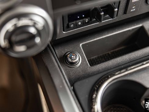 Used 2017 Nissan Titan Platinum Reserve image 27