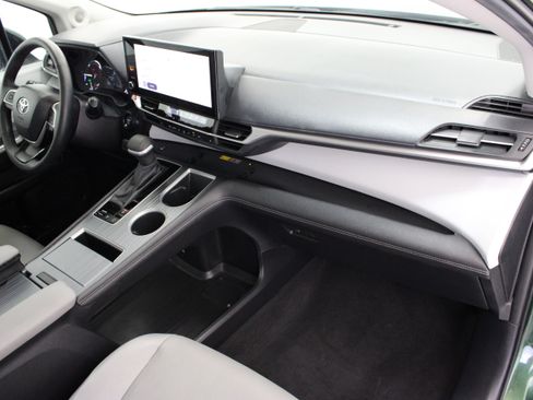 Used 2026 Toyota Sienna XLE FWD image 38
