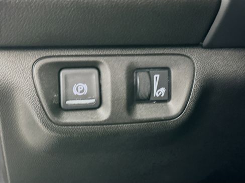 Used 2023 GMC Acadia SLT w/ Elevation Edition image 17