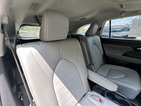 Used 2023 Toyota Highlander XLE AWD/4WD image 9