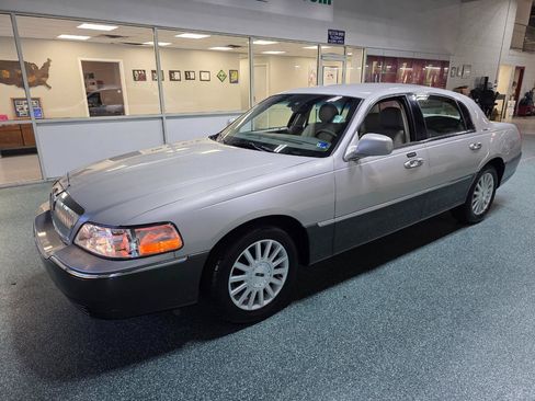 Used 2005 Lincoln Town Car Signature RWD image 2