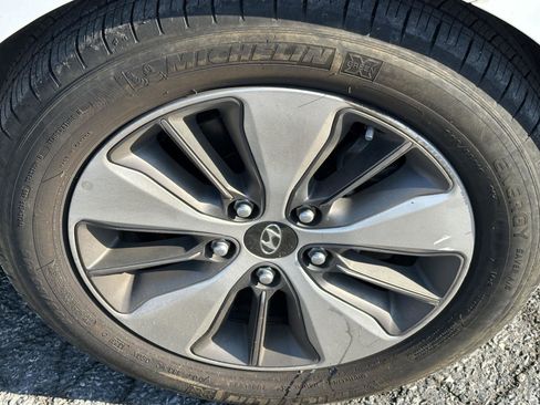 Used 2019 Hyundai Ioniq Limited FWD image 10