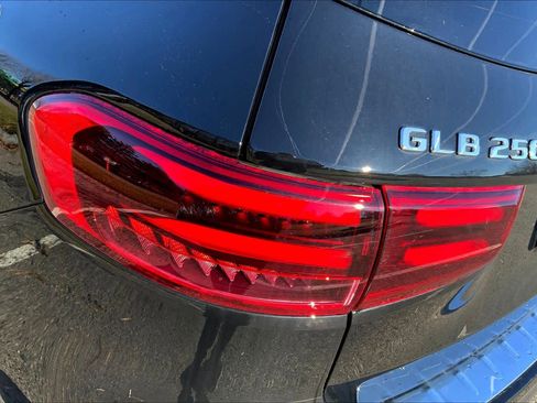 Used 2025 Mercedes-Benz GLB 250 4MATIC image 27