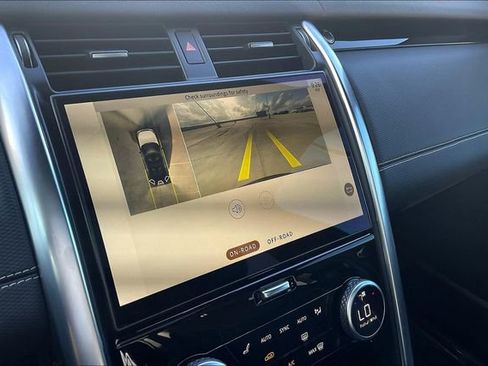 Used 2023 Land Rover Discovery Metropolitan Edition image 21