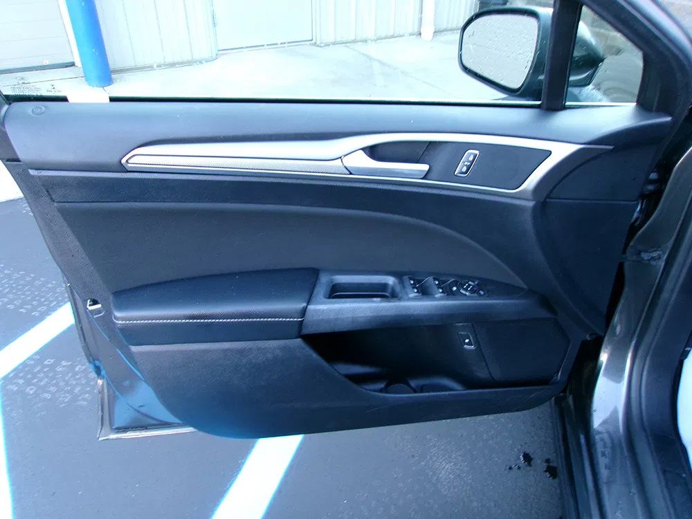 Used 2020 Ford Fusion SE FWD image 11