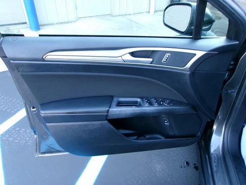 Used 2020 Ford Fusion SE FWD image 11