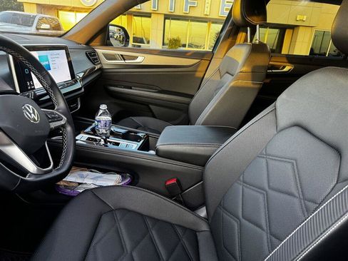 Used 2025 Volkswagen Atlas Cross Sport SE FWD image 5