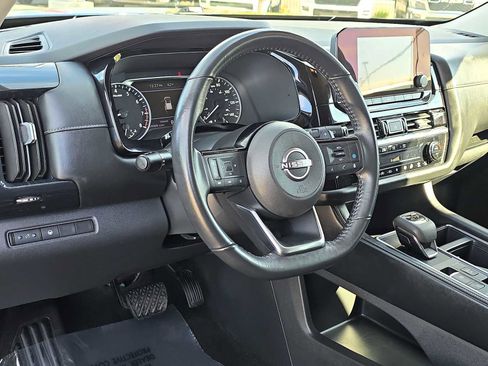 Used 2023 Nissan Pathfinder SV image 2