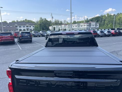 Used 2023 Chevrolet Silverado 1500 LT AWD/4WD image 9