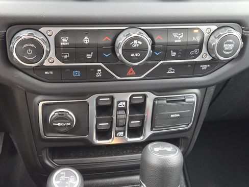 Used 2025 Jeep Wrangler Sahara image 22