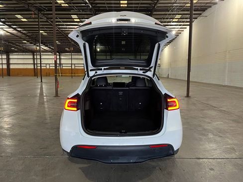 Used 2022 Tesla Model Y Long Range image 13
