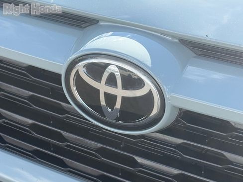 Used 2021 Toyota RAV4 XLE Premium image 31