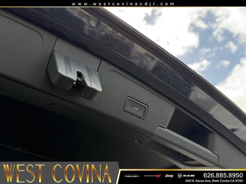 Used 2025 Volkswagen Atlas Cross Sport SE AWD/4WD image 15