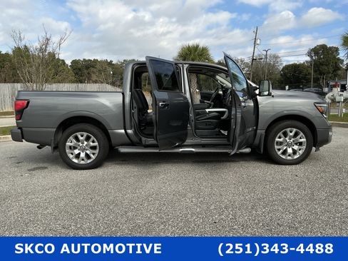 Used 2020 Nissan Titan SL w/ Moonroof Package image 33