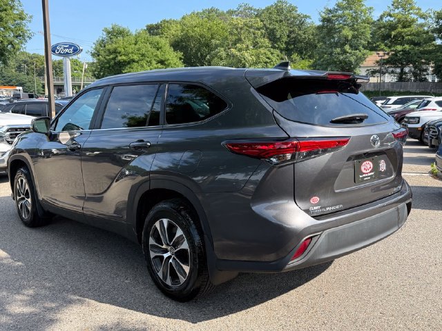 Used 2023 Toyota Highlander XLE AWD/4WD image 8