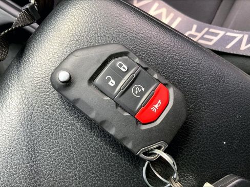 Used 2023 Jeep Gladiator Sport AWD/4WD image 13