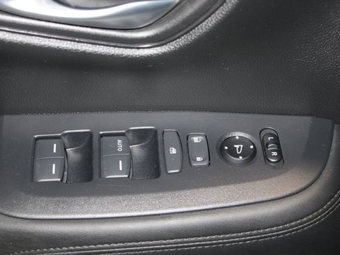Certified 2025 Honda HR-V LX image 9