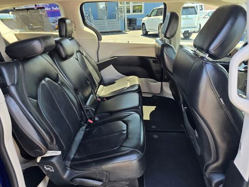 Used 2018 Chrysler Pacifica Touring-L FWD image 13