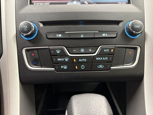 Used 2016 Ford Fusion SE FWD image 16
