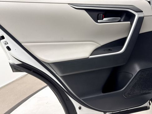 Used 2019 Toyota RAV4 XLE Premium image 33