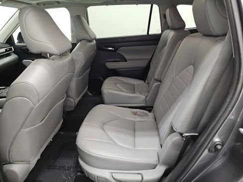 Used 2023 Toyota Highlander XLE image 30