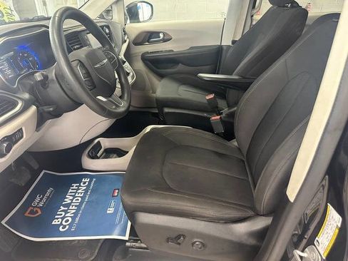 Used 2017 Chrysler Pacifica LX FWD image 15