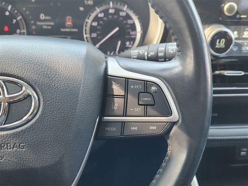 Used 2022 Toyota Highlander XLE image 29
