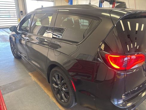 Used 2018 Chrysler Pacifica Limited w/ Advanced Safetytec Group image 12