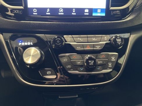 Used 2025 Chrysler Pacifica Select image 26