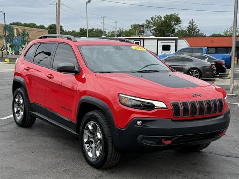 Used 2019 Jeep Cherokee Trailhawk w/ Comfort/Convenience Group AWD/4WD image 2