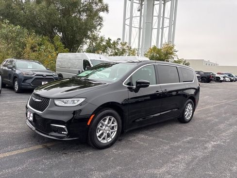 New 2026 Chrysler Pacifica Select image 1