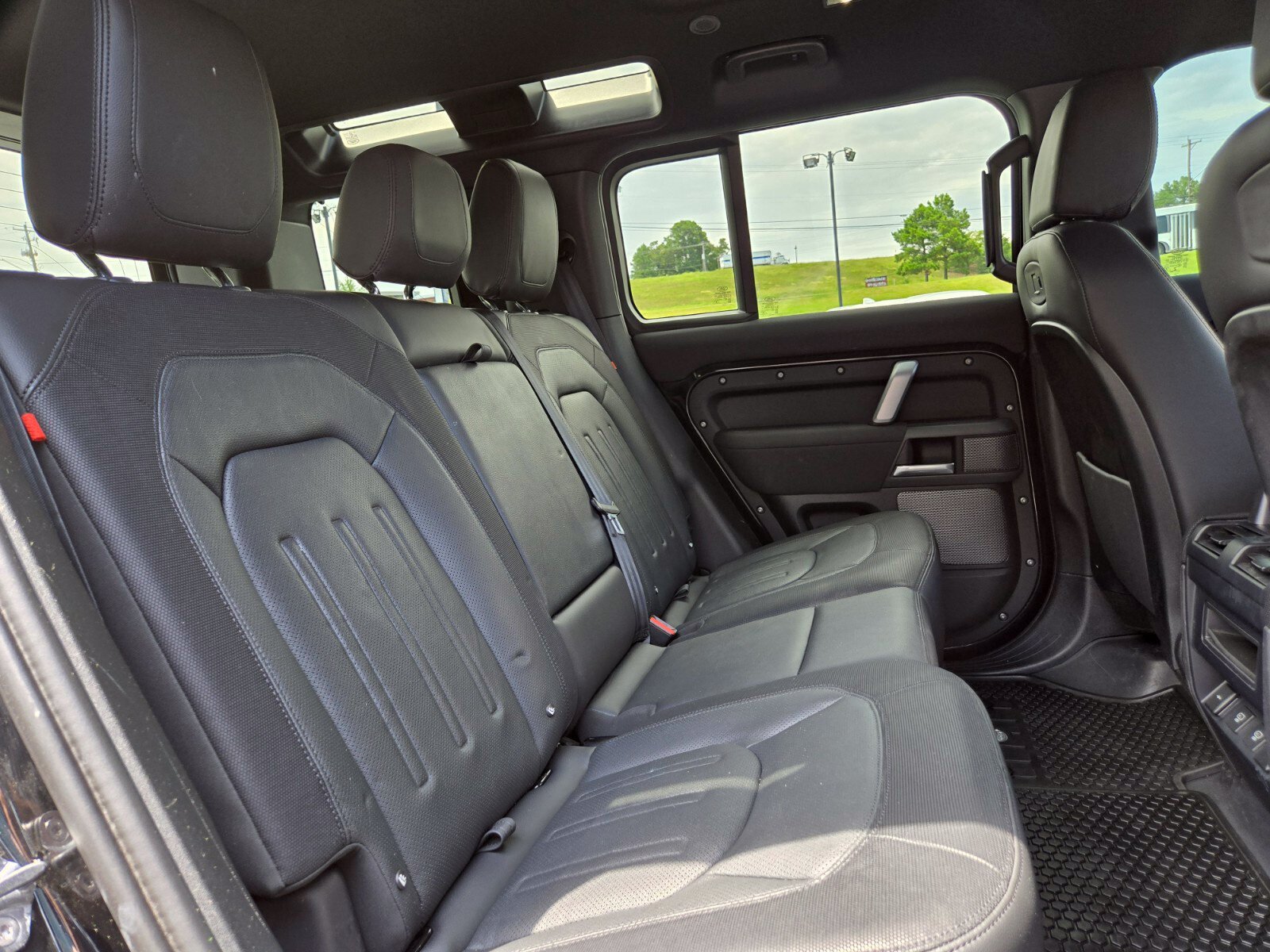 Used 2022 Land Rover Defender 110 X-Dynamic SE AWD/4WD image 18