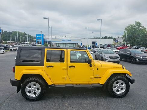 Used 2015 Jeep Wrangler Unlimited Sahara w/ Connectivity Group AWD/4WD image 9