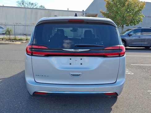 Used 2024 Chrysler Pacifica Touring-L image 5