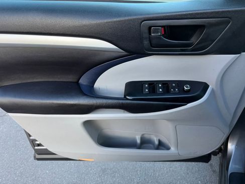 Used 2016 Toyota Highlander LE image 14